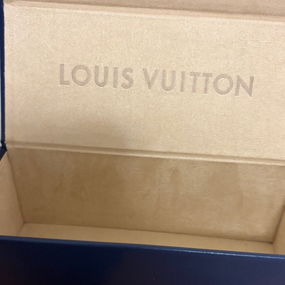 Louis Vuitton
2023 Cyclone Sunglasses - Picture 6 of 8